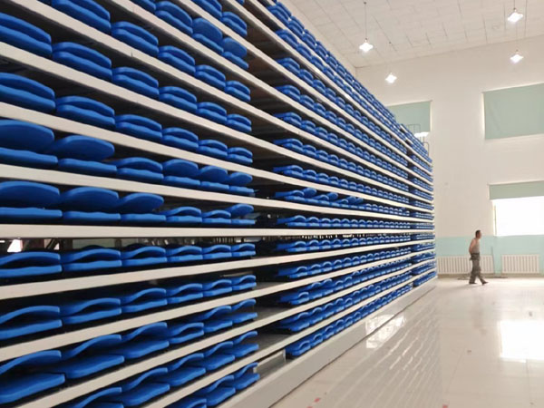 Front-facing flip-up retractable bleacher seats